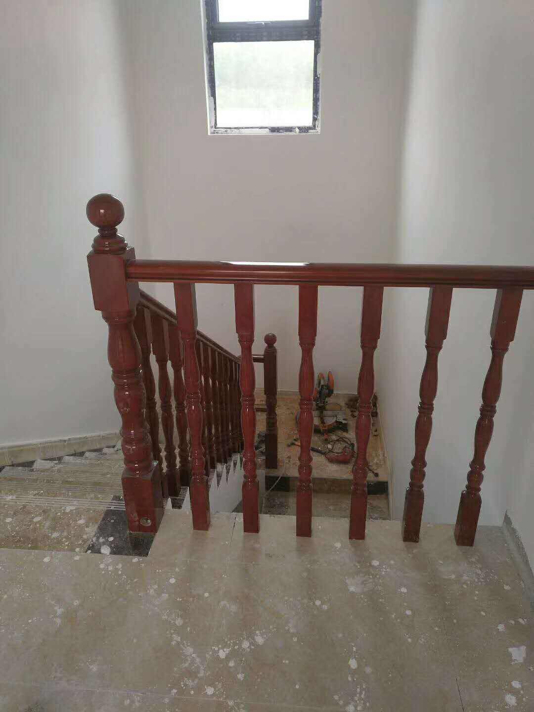 4月份实木楼梯安装效果图