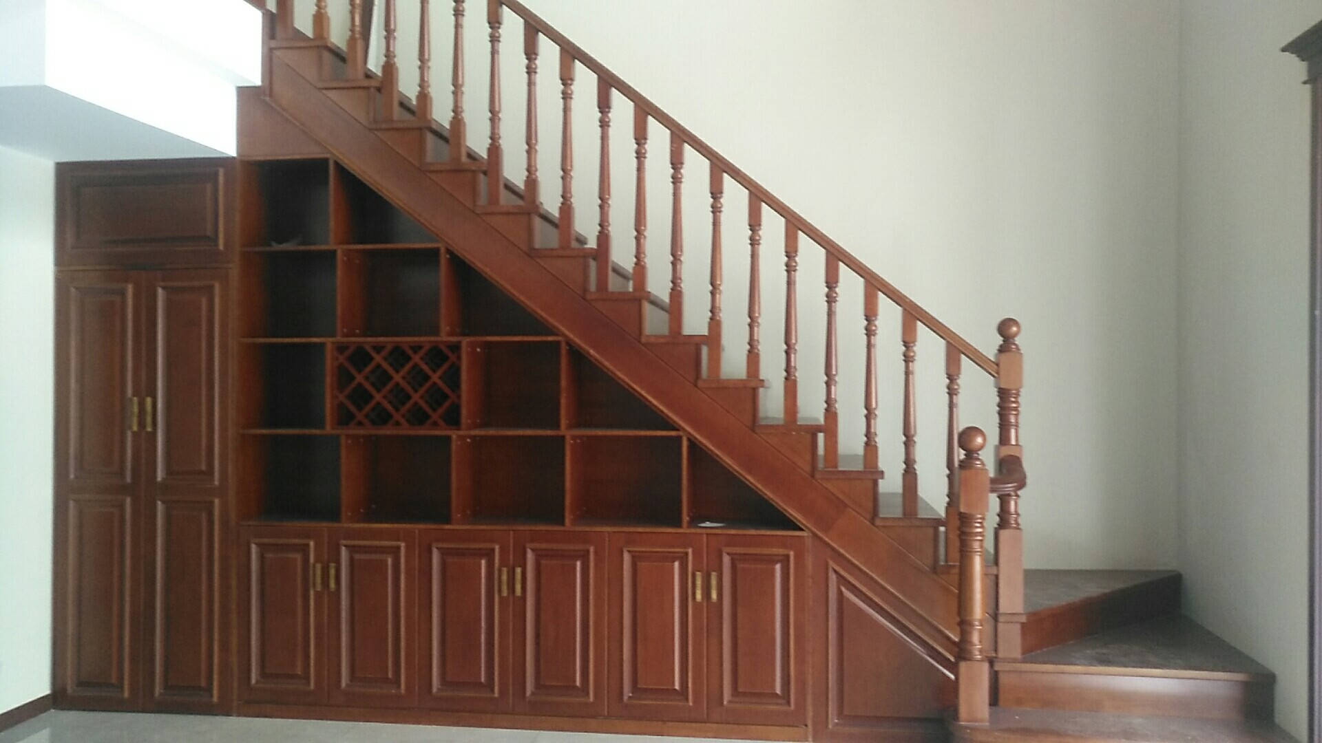 郑州某别墅实木楼梯整体带梯下柜安装